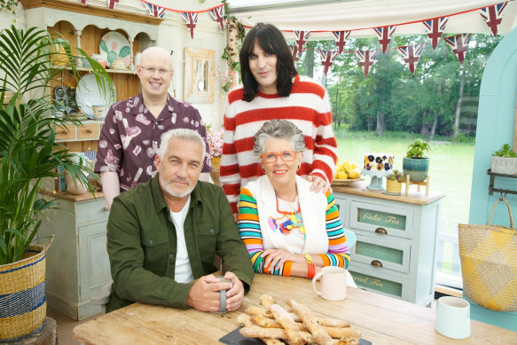 Matt Lucas, Noel Fielding, Paul Hollywood et Prue Leith dans la saison 12 de The Great British Bake Off.