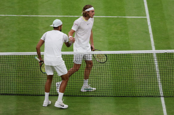 Tsitsipas a fait peu de cas de Kyrgios au filet après sa défaite à Wimbledon l'année dernière.