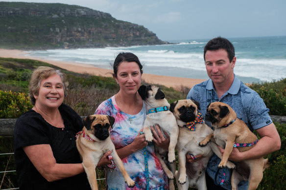 La présidente de Pittwater Unleashed, Michele Robertson (à gauche) avec Natalie et Anthony Castellan et leurs chiens surplombant la zone proposée pour les chiens sans laisse à Palm Beach.