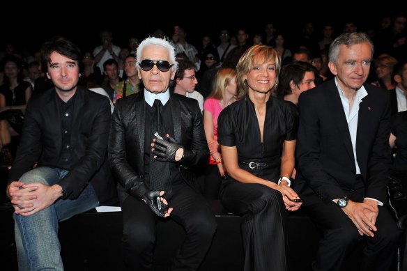   Antoine Arnault, créateur Karl Lagerfeld, Hélène et Bernard Arnault en 2009. 