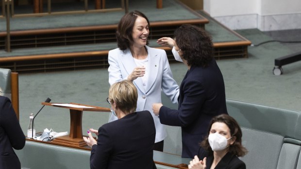 Les députés indépendants Sophie Scamps, à gauche, et Monique Ryan après le premier discours de Scamps au Parlement.