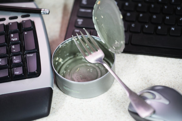 Thon à votre bureau ?  Tu es un monstre.