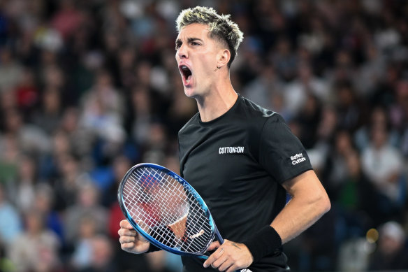Thanasi Kokkinakis après avoir remporté un set contre Andy Murray.