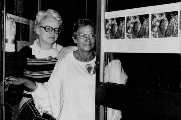 Les poètes Judith Wright et Oodgeroo Noonuccal (Kath Walker) en 1977.