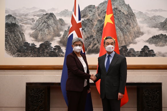La ministre des Affaires étrangères Penny Wong avec son homologue chinois Wang Yi à Pékin en décembre. 
