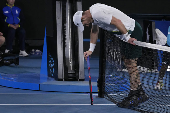 Andy Murray se repose sur le filet pendant le choc.