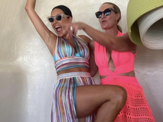 Terry Biviano (à gauche) battant pavillon de Sydney avec Sacha Calligeros en Grèce l'année dernière lors d'une croisière avec Bell.