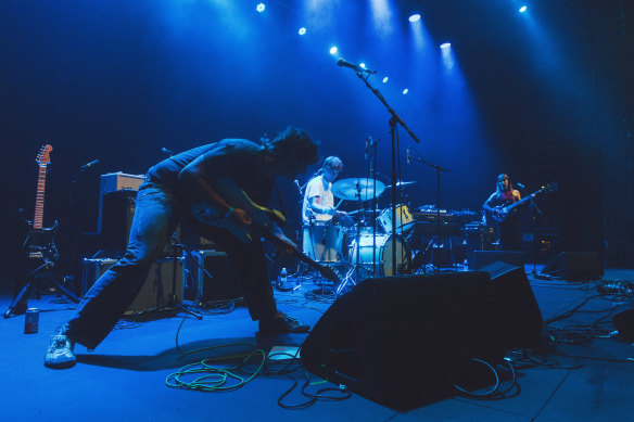 La performance de Ty Segall au Forum a également présenté le groupe local CLAMM.