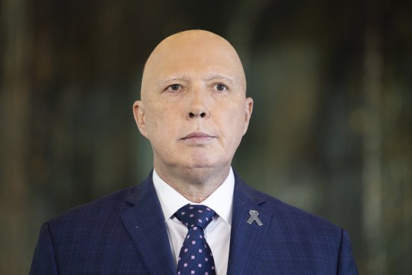 En tant que ministre de la Défense, Peter Dutton s'est penché à un moment donné sur les mines marines.