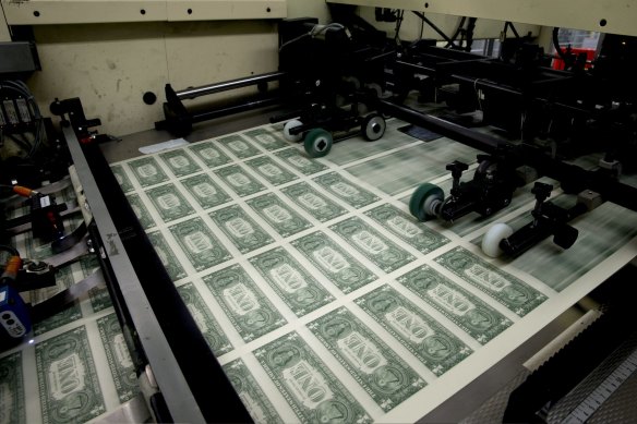 La chute du dollar américain a compliqué le tableau économique.