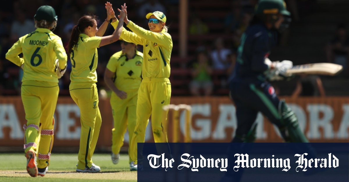 Megan Schutt et Ellyse Perry jouent alors que l'Australie bat le Pakistan dans le T20
