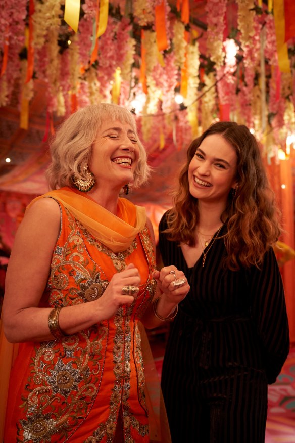 Emma Thompson et Lily James jouent dans la nouvelle comédie romantique, What's Love Got to Do With It?