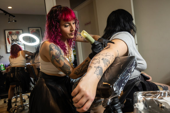 Xia tatouant Garton.