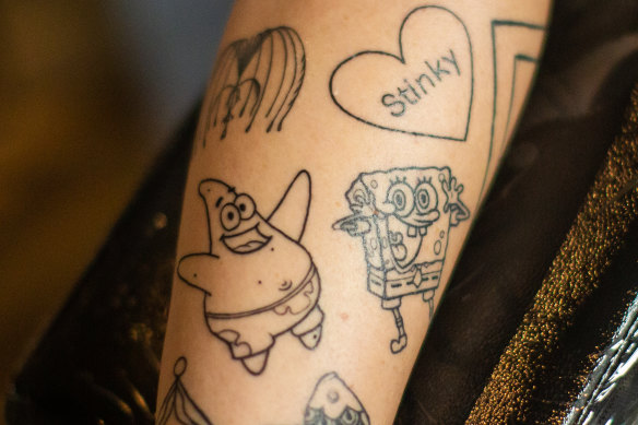 Les tatouages ​​​​de Garton de Patrick Star et SpongeBob, personnages de l'émission télévisée SpongeBob SquarePants.