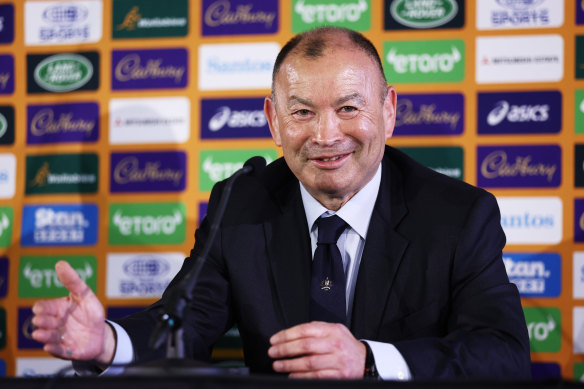 Eddie Jones parle avec les médias à Matraville High.