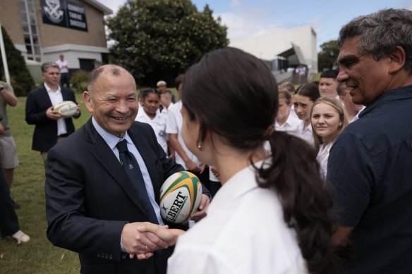 Eddie Jones discutant avec des élèves de Matraville High.