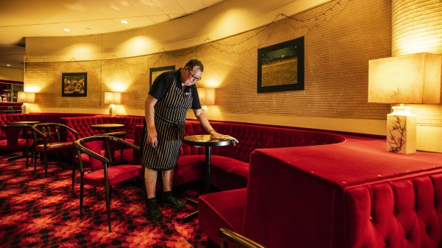 Reta Lusher, dépoussiérant les tables de la Commercial Travellers Association pour le Sydney Festival.