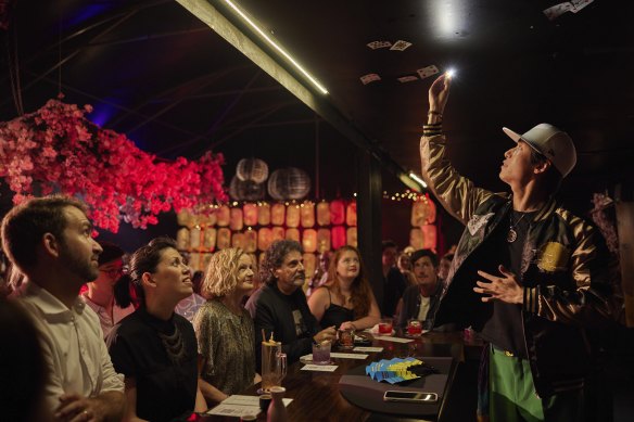 Un magicien divertit la foule au Maho Magic Bar dans le cadre du Festival de Sydney.