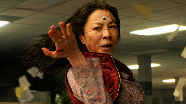 Mérite tous les prix : Michelle Yeoh joue le rôle d'Evelyn Wang dans Tout, partout, tout à la fois.