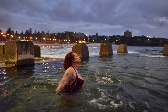L'auteur Helen Pitt nage à la piscine commémorative Ross Jones de Coogee avec ses tourelles de marque.