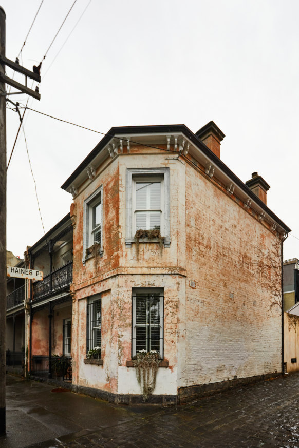 “Le temps s'est allié à la nature pour créer une patine qui ne pouvait pas être remplacée, nous avons donc restauré là où c'était nécessaire tout en conservant sa belle couleur et son caractère.”