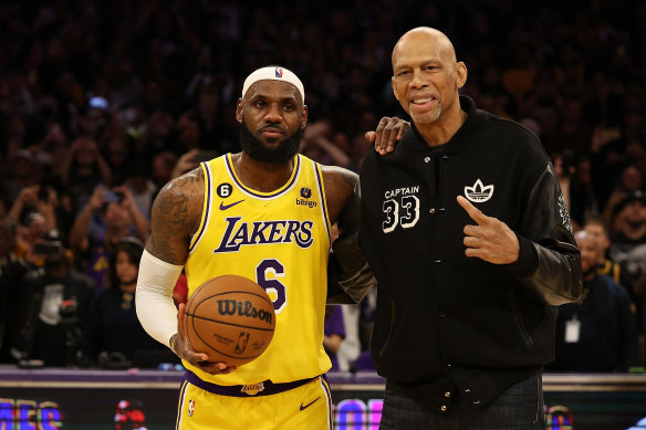 Kareem Abdul-Jabbar rejoint LeBron James sur le terrain.