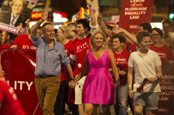 L'ancien dirigeant travailliste Bill Shorten défilant au Sydney Gay and Lesbian Mardi Gras en 2016. 