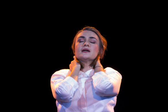 Sheridan Harbridge dans le rôle de Tessa: