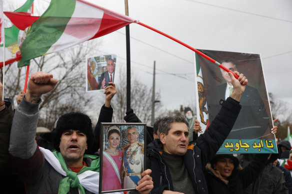 Des manifestations contre le régime iranien ont éclaté dans le monde entier après la mort de Mahsa Amini, 22 ans.