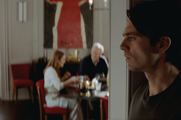 Sebastian Stan (à droite) joue un bel arnaqueur glacé dans Sharper. 