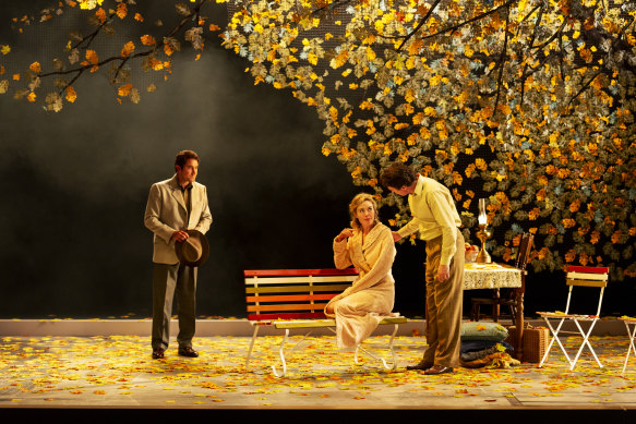 Josh McConville (à gauche), Nikki Shiels et Matt Day dans la production de la Melbourne Theatre Company de dimanche.