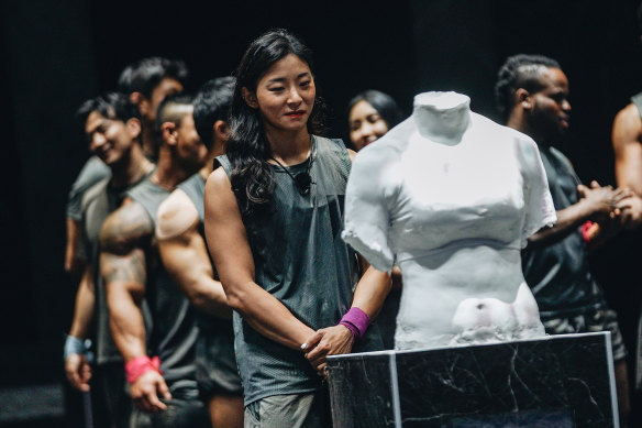 « Physical : 100 » met en scène des hommes et des femmes qui s'affrontent dans une série de « quêtes » physiques.