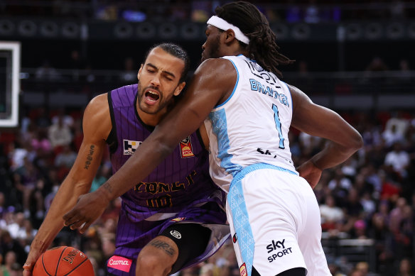 Xavier Cooks se fait croquer par la défense des Breakers.