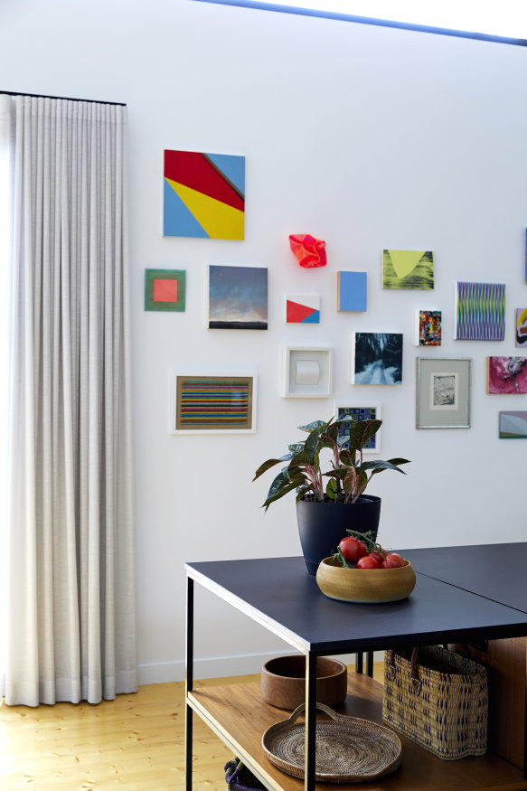 Ce mur a été renforcé avec du contreplaqué pour servir de galerie.  « C'est à peu près une collection de petites œuvres, en grande partie par des gens que nous connaissons », explique Samuels. 