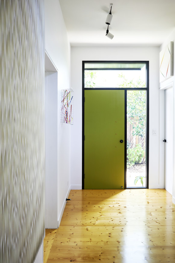 L'architecte du couple, Suzie Potts, a choisi cette nuance de vert, contrecarrant leur projet de « quelque chose de plus extrême – le jaune acide ».  Toutes les oeuvres de Chris Packer. 