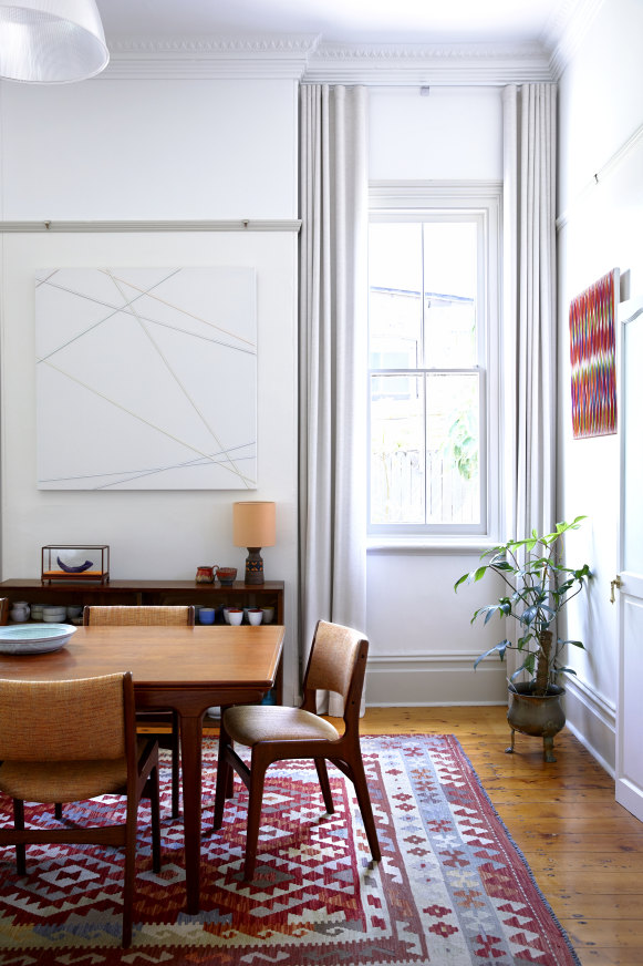Cette salle à manger formelle est principalement utilisée pour les réceptions car la table se retire pour accueillir 10 personnes. Salle à manger de Vampt.  Kilim - Tapis Nazar Oeuvres de Chris Packer. 