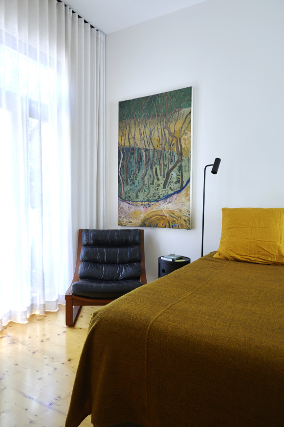 La chambre donne sur une cour qui sera transformée en un enclos pour chats extérieur dans un proche avenir.  