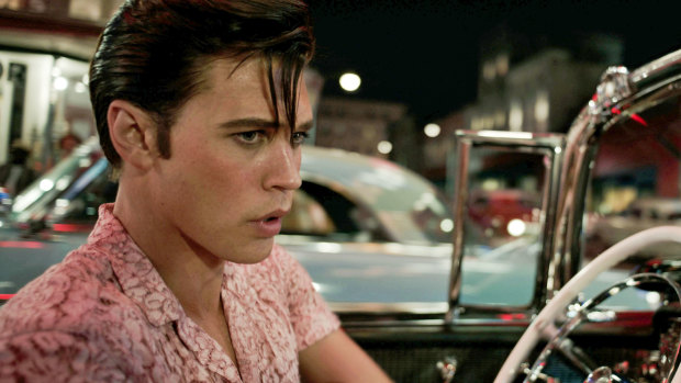 Les cheveux, le maquillage et les costumes racontaient tous l'histoire de l'ascension et de la chute d'Elvis Presley : Austin Butler dans Elvis.