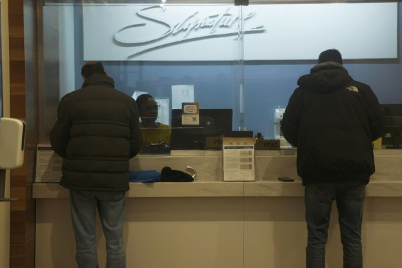 Les clients font des affaires dans une succursale de Signature Bank à New York lundi.