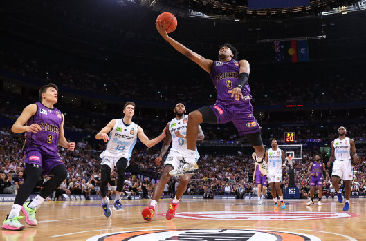 En mouvement: Justin Simon de Sydney prend le ballon sur le bord mercredi soir.