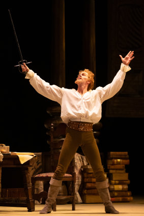 Adam Bull donne une performance exceptionnelle.