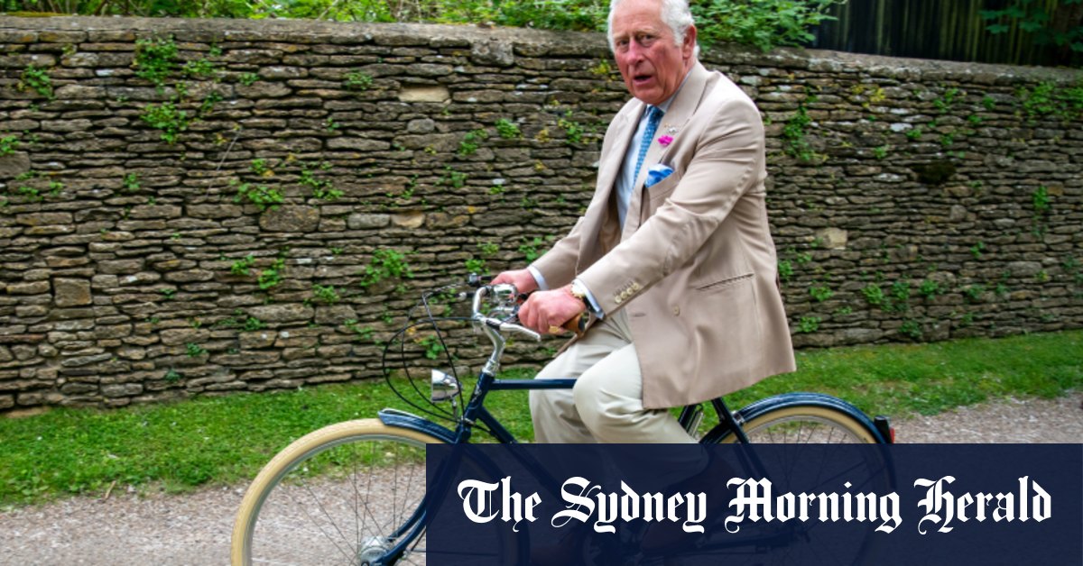 Que portera le roi Charles lors du couronnement royal ?