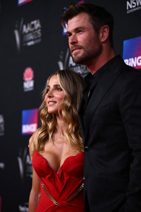 La co-fondatrice de Purely Byron Elsa Pataky et son mari Chris Hemsworth.