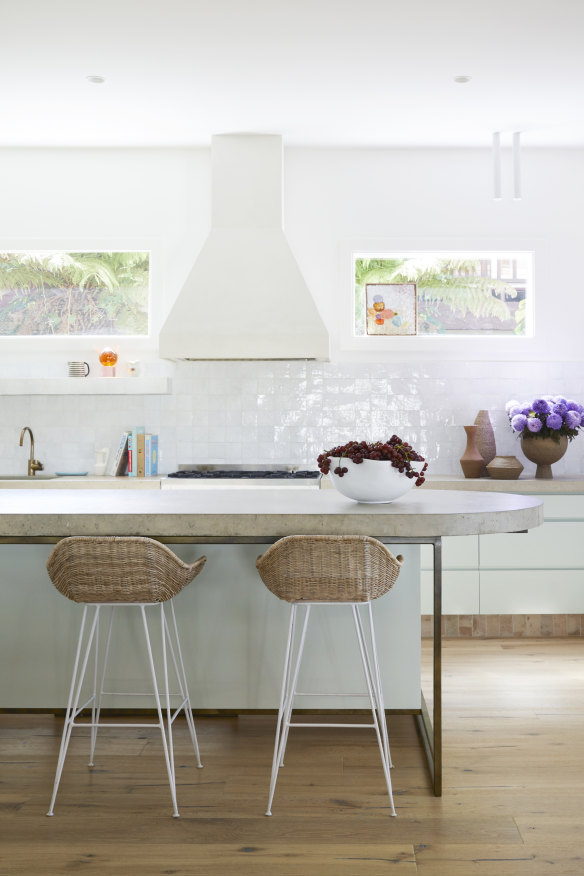 «Nous avons opté pour des armoires vert menthe super douces, une crédence carrelée d'Earp Brothers et des plans de travail en béton.  La couleur du béton a été notre plus grand drame de rénovation – il s'avère que le béton n'aime pas qu'on lui dise quoi faire », explique Kerri.