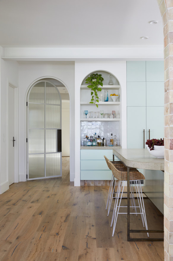 « La conception à aire ouverte de la maison est magnifique, car il y a tellement d'espace de conversation et de stockage – que nous ne tenons jamais pour acquis », déclare Kerri.