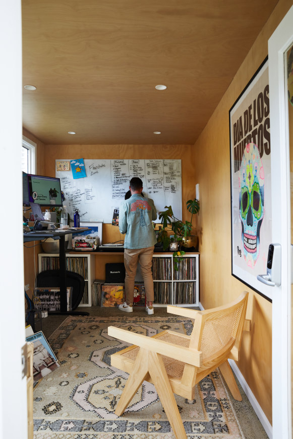 « Nous avons construit un studio doublé de contreplaqué pour que Luke puisse travailler à domicile. Il offre une vue magnifique sur la piscine », explique Kerri.