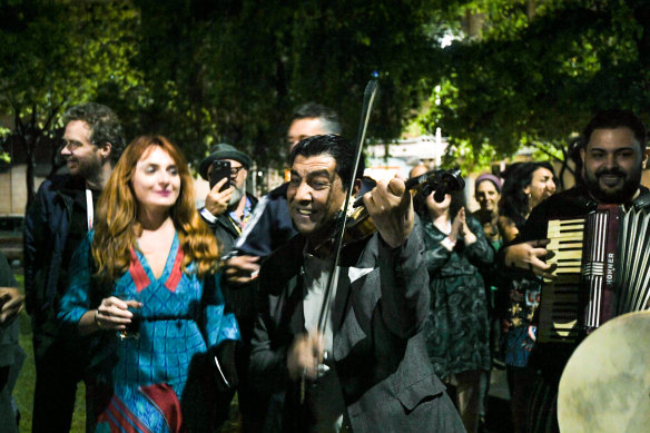 Les interprètes chantent et dansent dans un jam de trois heures dans la rue, une frénésie de sons uniques, d'accouplements d'instruments et de styles musicaux.