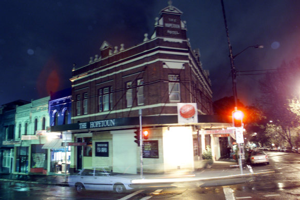 Les fantômes de la scène musicale live passée de Sydney restent éparpillés dans la ville, comme le Hopetoun abandonné à Surry Hills, photographié en 2001.