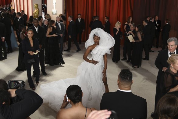 Bloqueur de vue : la chanteuse Tems arrive aux Oscars à Los Angeles.