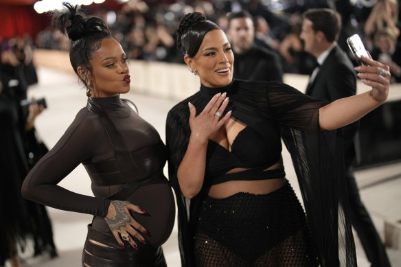Rihanna, à gauche, avec la correspondante du tapis rouge fraîchement frappée Ashley Graham avant sa rencontre avec Hugh Grant.